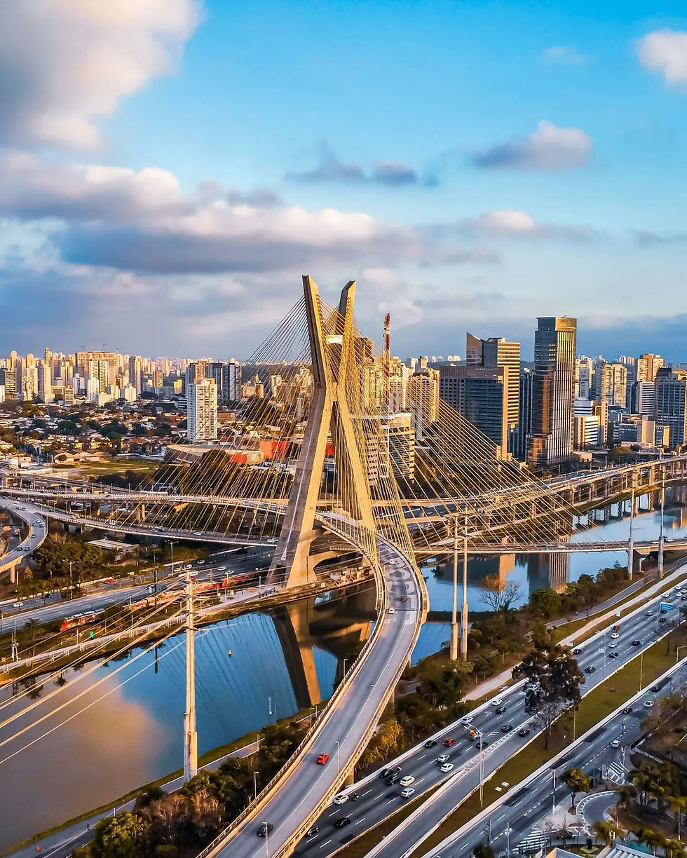 Image of a cable-stayed bridge near BCX Odontologia in Brooklin, São Paulo.