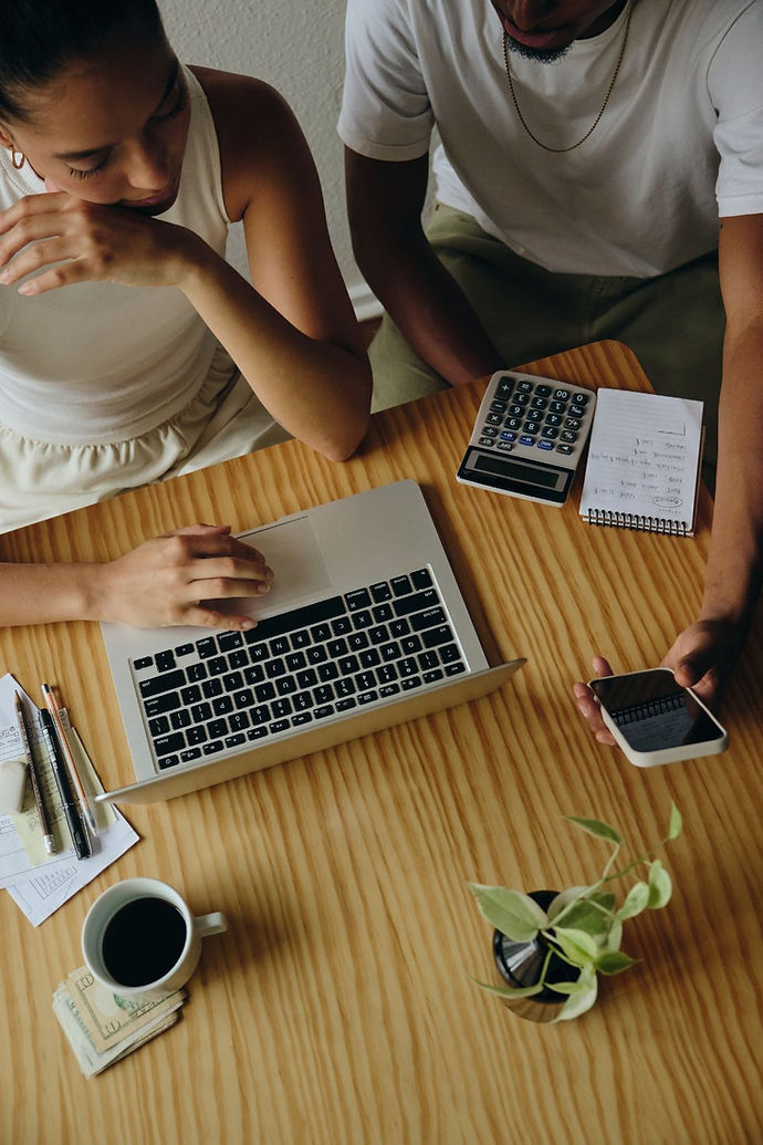 Couple analyzing finances for treatment in Brooklin, SP