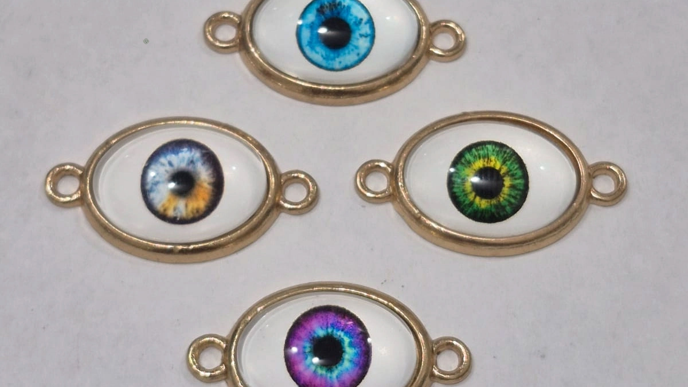 Dije de ojo ovalado