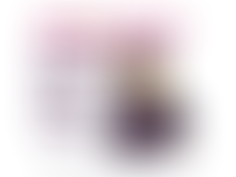 personne handicapée assise dans un fauteuil roulant, levant le poing en signe de protestation. Elle porte un chapeau, des lunettes noires et un t-shirt où est écrit « Piss on pity ». À gauche, en grandes lettres colorées, le texte « Pas de charité, on veut des droits ». En dessous, une légende plus petite indique « Pourquoi des handis critiquent le Téléthon ? ».