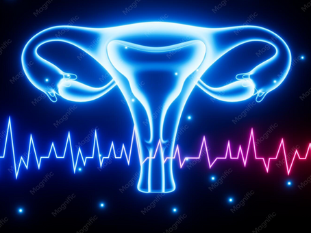 Représentation stylisée et lumineuse de l'appareil reproducteur féminin (utérus, trompes de Fallope, ovaires) en bleu néon sur fond noir. Un tracé d'électrocardiogramme traverse la partie inférieure, dégradant du bleu électrique à gauche vers le rose et le rouge à droite, symbolisant le rythme cardiaque ou la vitalité. Des particules lumineuses flottent autour de la structure anatomique.