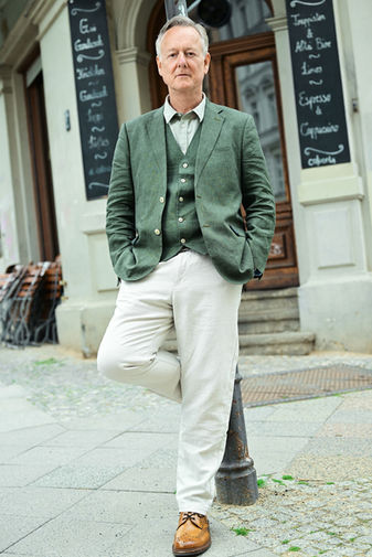 Colour portrait photo of British/German actor Ian Dickinson