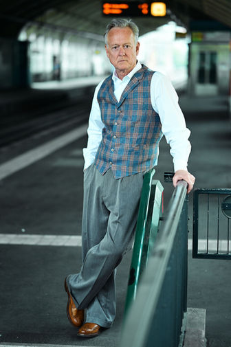 Colour portrait photo of British/German actor Ian Dickinson