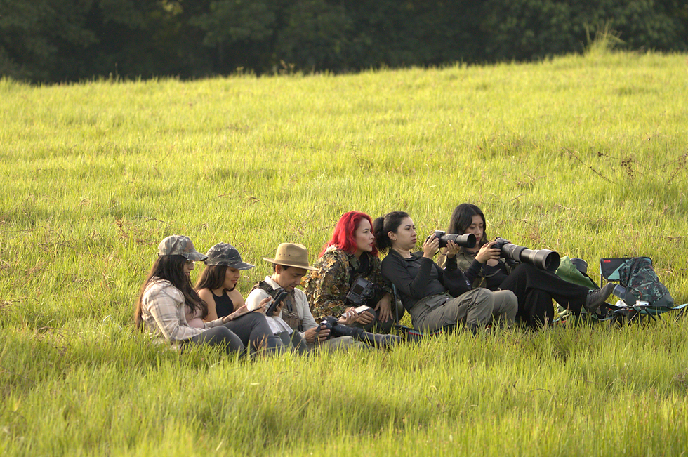 Un momento compartido entre mujeres apasionadas por la fotografía, rodeadas de la serenidad de la naturaleza.
