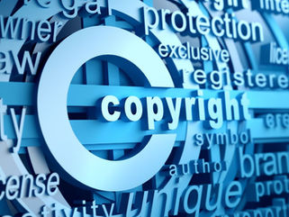 Símbolo de copyright en primer plano rodeado de palabras relacionadas como "protección", "licencia", "autor", "exclusivo" y "derechos", representando visualmente los conceptos legales de la propiedad intelectual en entornos digitales.e un cerebro humano digital