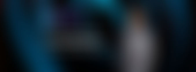 Un CEO Digital JucaTeck de CuboMark en un fondo de portada con la frase Conversando con la Máquina