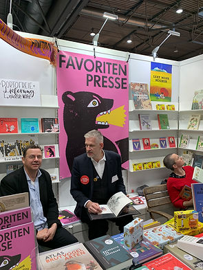 Wolfgang Hörner Verleger des Galiani Verlags und Till Kaposty-Bliss verleger des Bärmeier&Nikel Verlages am Stand der Favoritenpresse auf der Leipziger Buchmesse 2024