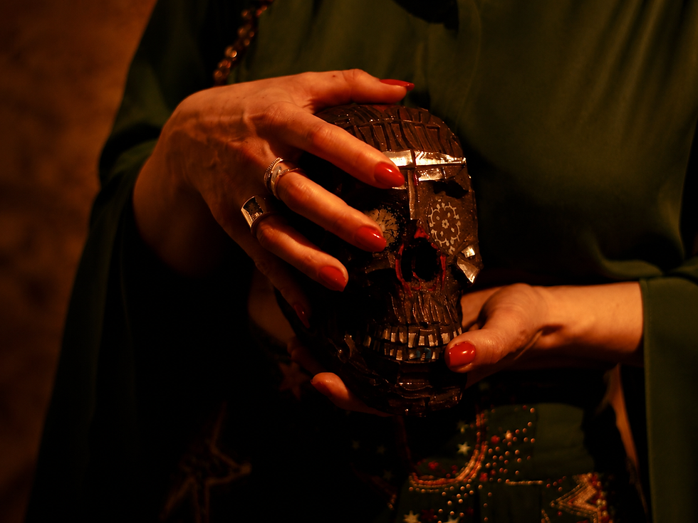 Cinthya Verri segurando uma caveira da exposição de Frida Kahlo.png
