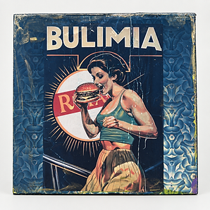 Bulimia Punitiva 4/13, quase-azulejo em transferência, resina acrílica e pigmento sobre azulejo, 20 × 20 cm, fotografado em fundo neutro claro