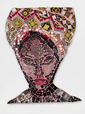 Pombajira, mosaico com tesselas de vidro e espelhadas sobre placa de madeira, 59 × 44 cm, formando figura feminina em tons de rosa, preto, dourado e superfícies reflexivas.