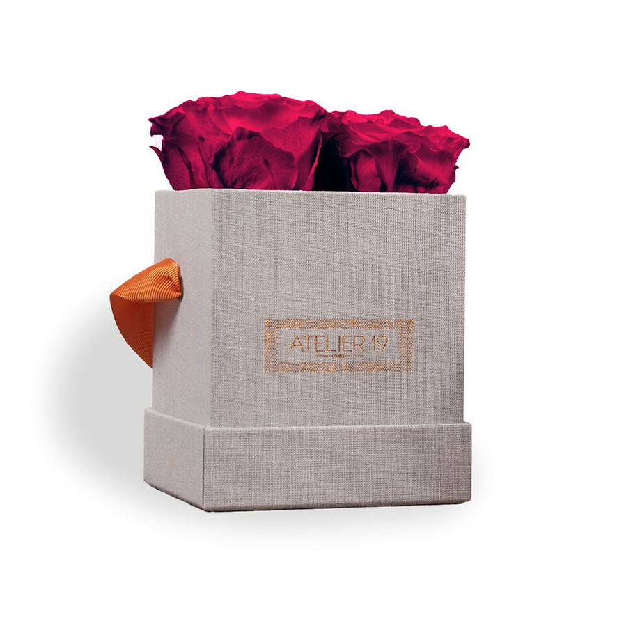 Box grise avec 4 roses éternelles Carmin