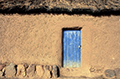 Porte bleue sur maison en adobe, Chili