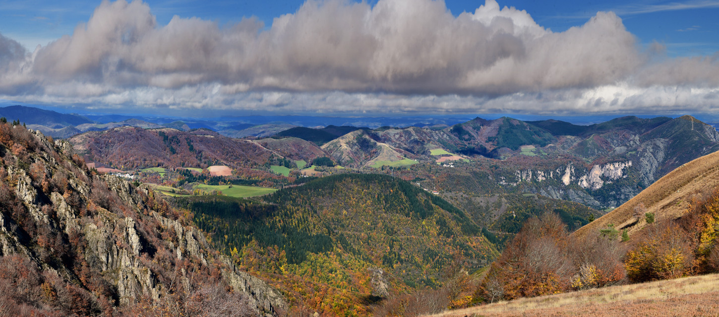 panorama des falaises d'Olque vues du massif de l'Espinouse