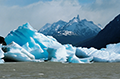 Iceberg bleu sur un lac avec montagne en arrière-plan, Chili