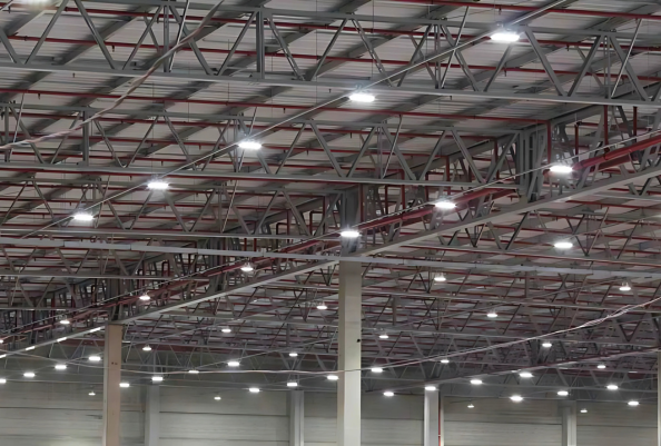 Luminárias High Bay instaladas em galpão industrial de grande altura