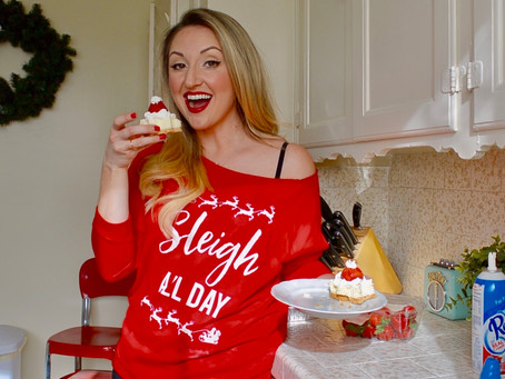 Reluctant Housewife: Santa Hat Cheesecake Bites