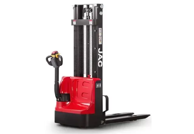 Apilador eléctrico JAC rojo, equipo de elevación industrial distribuido por MAXVERT.
