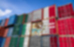 Contenedores marítimos apilados en patio logístico, utilizados para almacenamiento, importación y exportación en operaciones de warehousing y comercio internacional.
