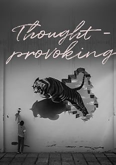 Bambino con murales rappresentante una tigre