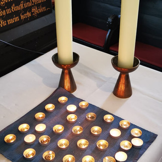 Am Altar konnten die Besucher eine Kerze anzuzünden