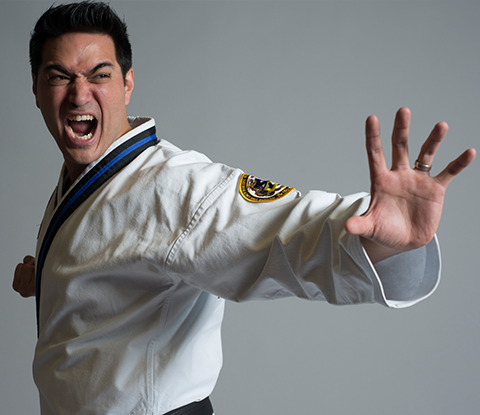 Adultos que practican taekwondo