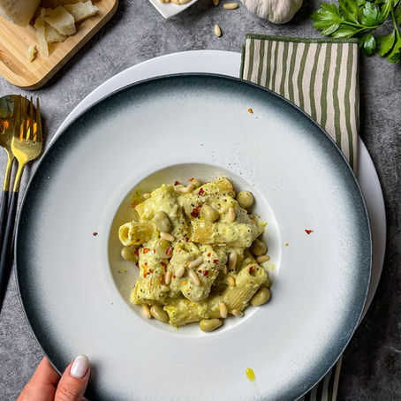 Rigatoni con pesto di fave, pecorino romano Dop e Pinoli