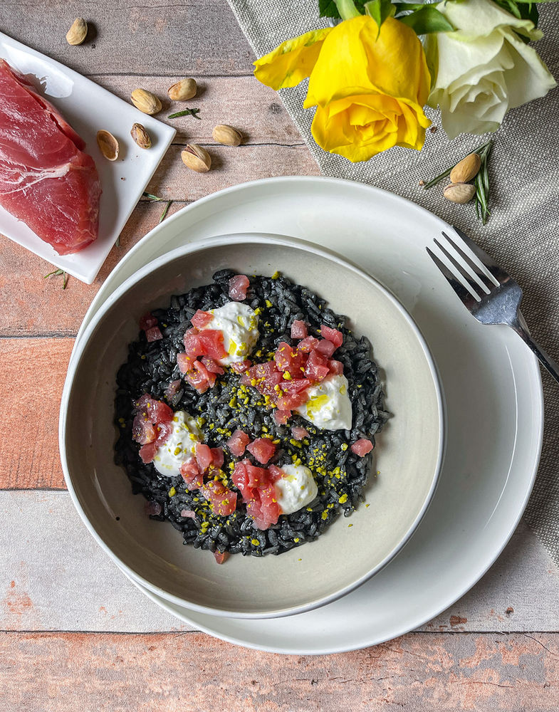 Risotto al nero di seppia, Burrata e tartare di tonno