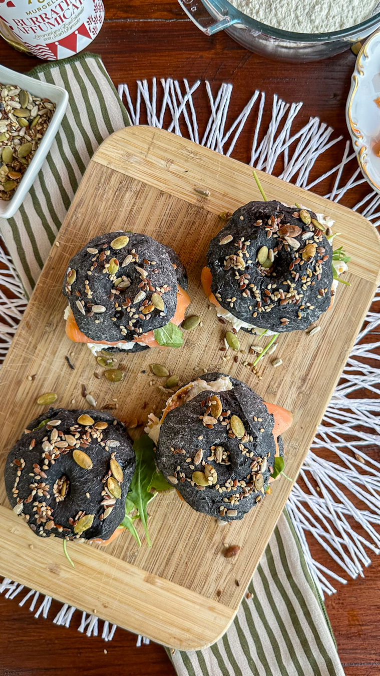 bagel al nero di seppia, farciti con salmone affumicato e burrata affumicata