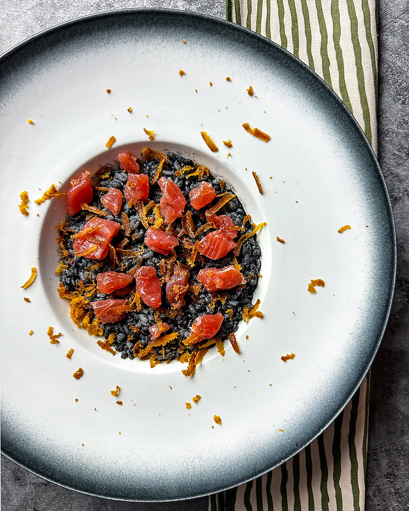 Risotto al nero di seppia, tartare di tonno rosso e scaglie di bottarga di Muggine
