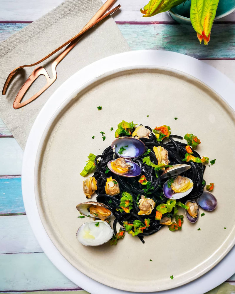 Spaghetti al nero di Seppia, Vongole Veraci e Fiori di Zucca