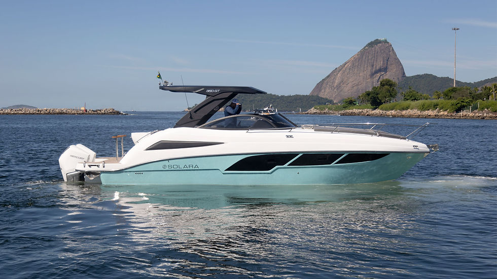 A Solara 350 com motor de popa. Seu projeto inovador permite que você desfrute de um nível de conforto e funcionalidade raramente encontrados em lanchas de 35 pés. Conheça este modelo.
