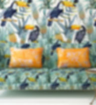 Tropical Print Sofa und Wand
