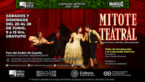 Cartel teatral con fondo de cortinas rojas y actores en escena promoviendo el taller “Mitote Teatral”, un taller de teatro, comedia y canto pregonado en Cuautla, Morelos.