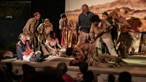 Escena de la obra Los Sitiados, con actores en vestuario de época representando el Sitio de Cuautla de 1812 durante una función en el Foro del Andén.