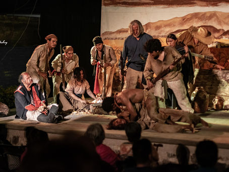 Escena de la obra Los Sitiados, con actores en vestuario de época representando el Sitio de Cuautla de 1812 durante una función en el Foro del Andén.