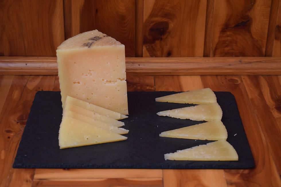 Thumbnail: Cuña queso curado, lote de quesos cortado con denominación de origen castilla la mancha añejo