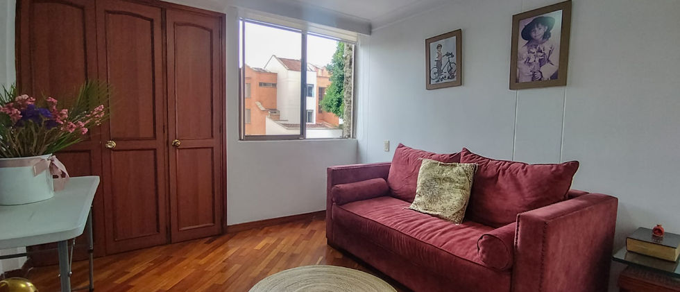 Casa en venta en Los Balsos con amplia terraza, 4 alcobas, cocina cerrada y parqueadero para 4 carros, ideal para disfrutar en familia.