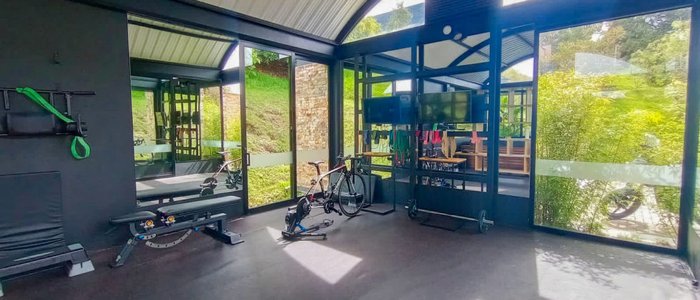 Casa en venta de 1 nivel con gimnasio, sauna, turco, jacuzzi, 3 alcobas, terraza y zona verde en lote de 2.300 m².