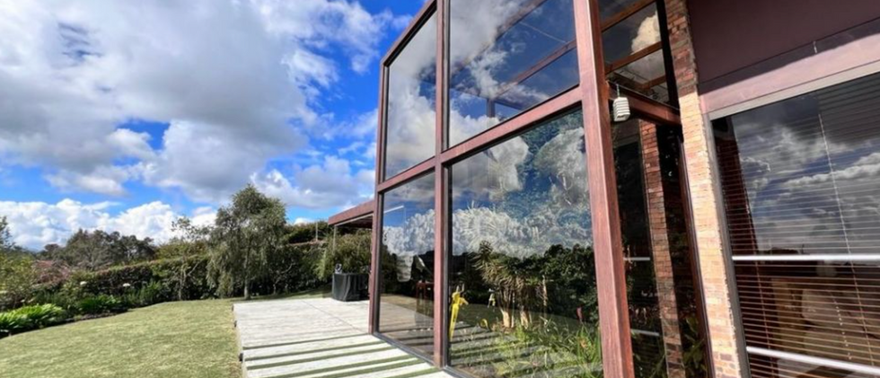 Casa en venta de un nivel estilo rústico sofisticado, con terraza cubierta, jardín interior, 3 alcobas con vestier y amplios espacios.