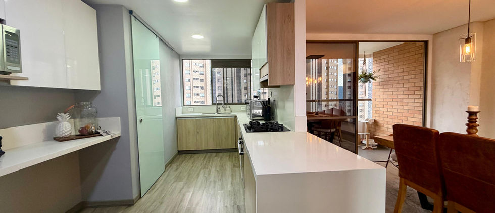 Comedor con mesa de madera, sillas tapizadas e iluminación natural, venta Guayacán de la Calera