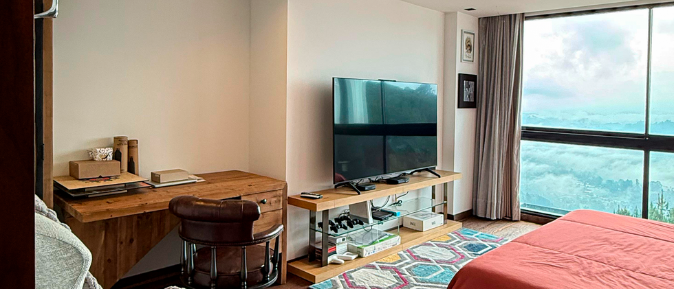 Apartamento en venta con sala comedor y chimenea.