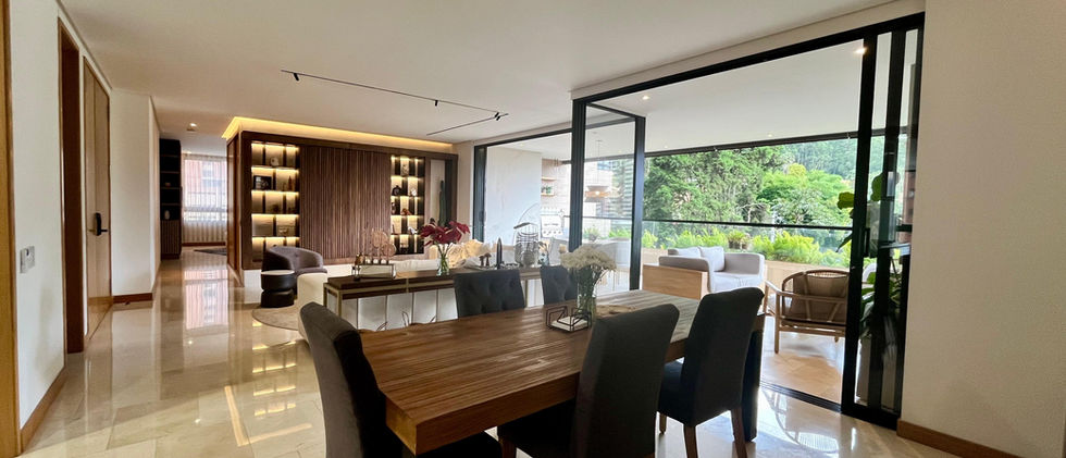 Comedor formal con mesa oscura, sillas tapizadas y acceso al balcón, apartamento venta La Calera Medellín