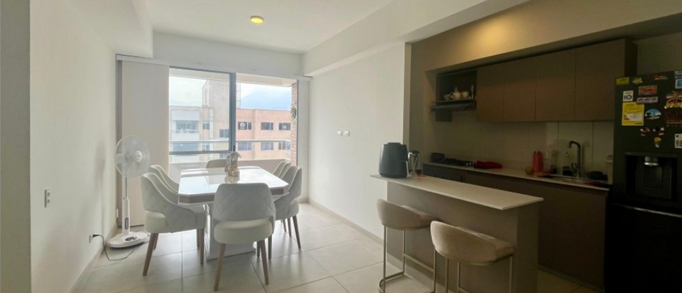 Apartamento en venta en Terrazas del Río, piso alto con 3 alcobas, balcón, cocina funcional, vista despejada y 2 parqueaderos independientes.