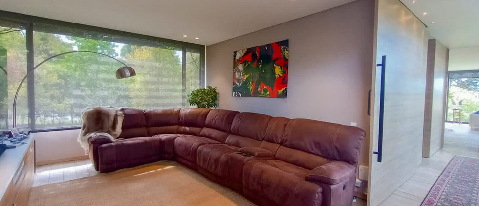 Casa en venta de 1 nivel con gimnasio, sauna, turco, jacuzzi, 3 alcobas, terraza y zona verde en lote de 2.300 m².