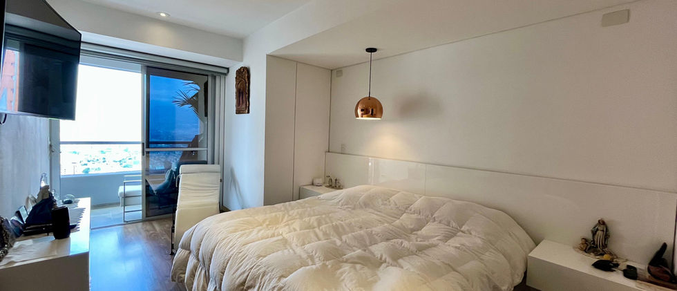 Apartamento en piso alto con balcón, cocina abierta, 2 alcobas, parqueadero doble lineal y unidad completa en zona tranquila.