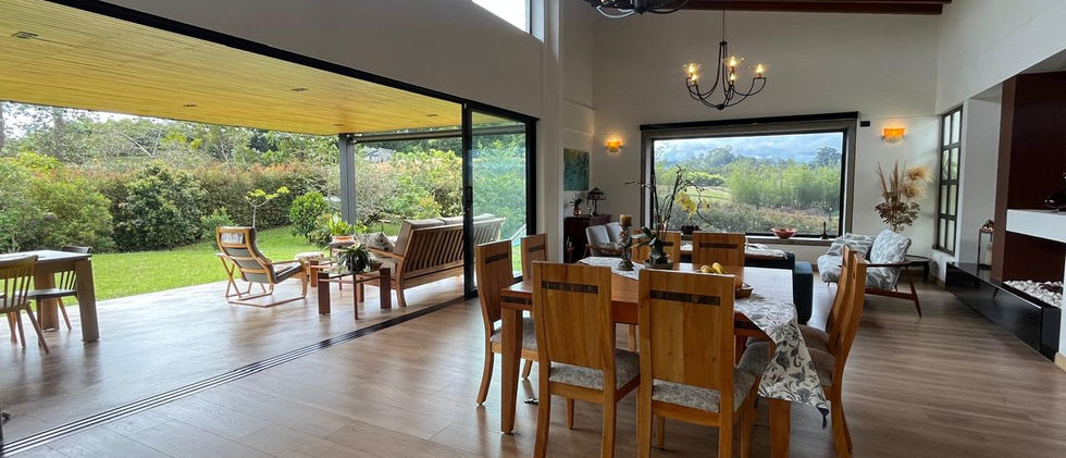 Casa en venta en Llanogrande con amplios espacios y luz natural.