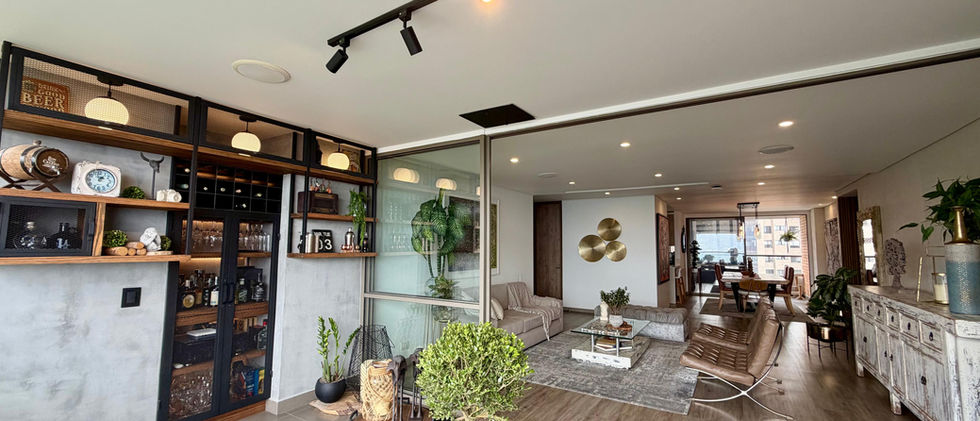 Biblioteca empotrada con iluminación indirecta y zona de estar, apartamento Guayacán La Calera