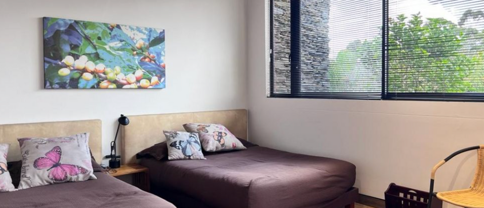 Casa en venta de un nivel estilo rústico sofisticado, con terraza cubierta, jardín interior, 3 alcobas con vestier y amplios espacios.