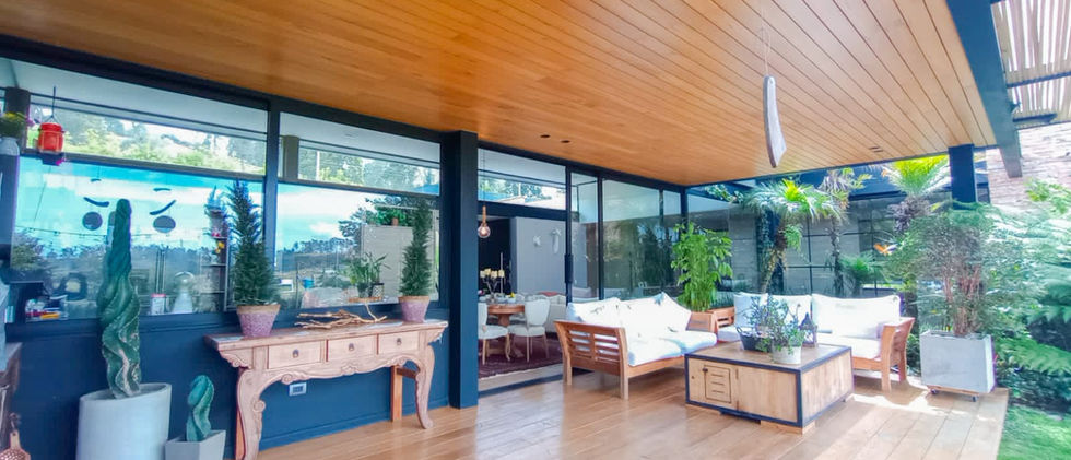 Casa en venta de 1 nivel con gimnasio, sauna, turco, jacuzzi, 3 alcobas, terraza y zona verde en lote de 2.300 m².