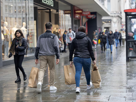 UK Retail Sales Fall as Shoppers Pull Back Spending